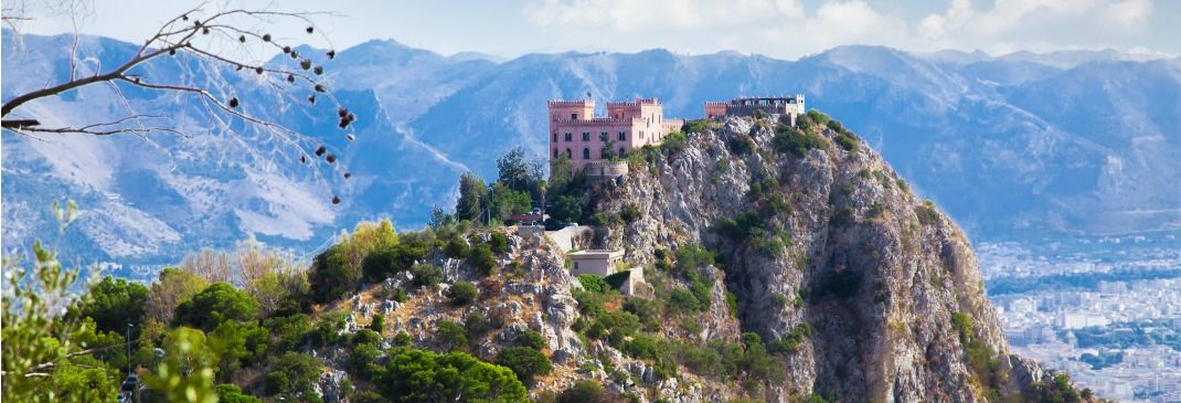 Burg in Palermo vor Bergpanorama